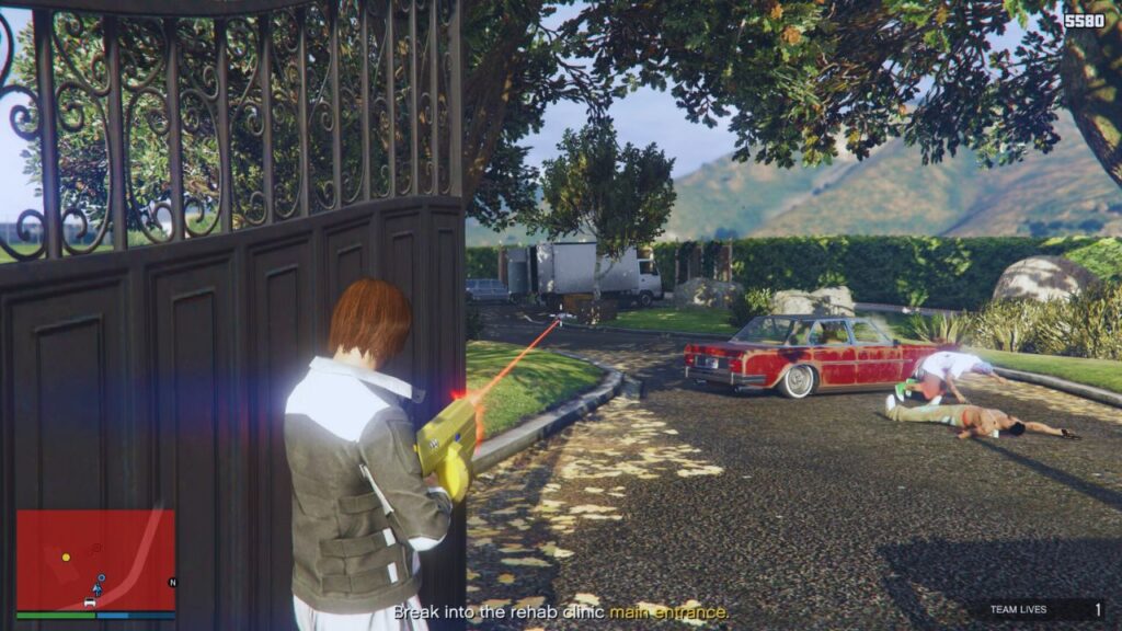 The GTA Online Protagonist shooting Friedlander's goons with an Unholy Hellbringer.